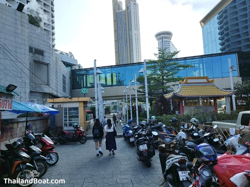 Way to Si Phraya Ferry Pier